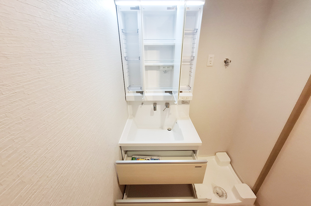 洗面室：新調した洗面化粧台にはスライド収納があり整理整頓もラクラク。