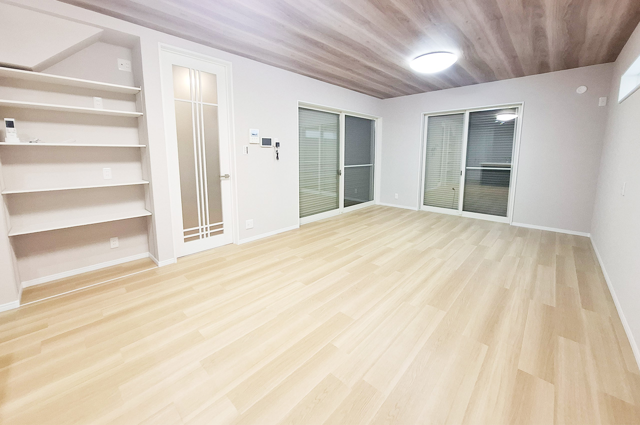 LDK：リビングには空間をすっきりと整える収納棚付き。