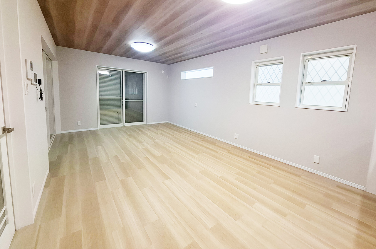 リビング：二面採光で明るく換気しやすいリビング。