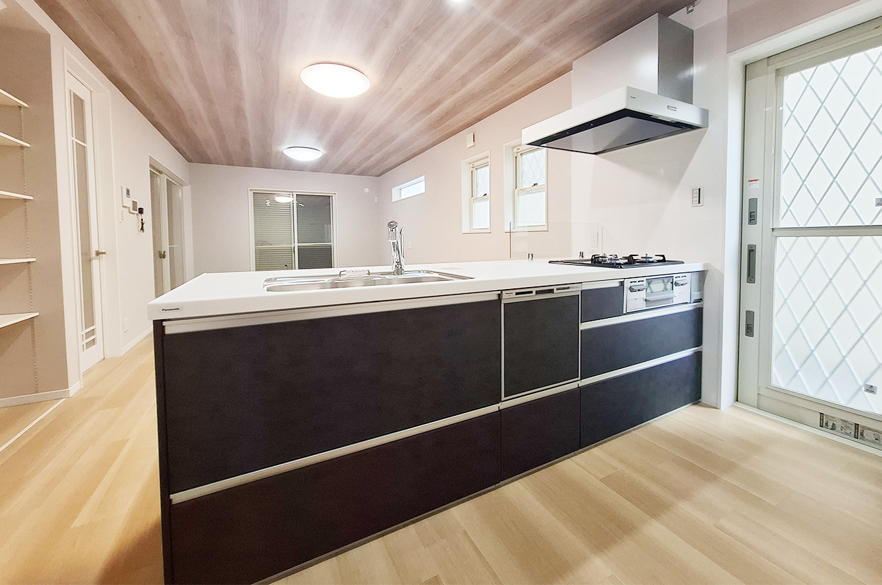 キッチン：食洗機・浄水器付きのシステムキッチンを新調済み。