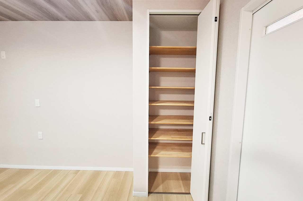 パントリー：キッチン内には食品のストックや消耗品の収納に便利なパントリー付き。