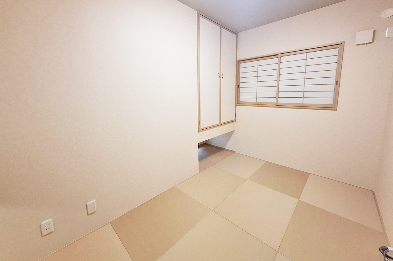 納戸：クロス貼替えや半帖畳を新調するなどきれいにリフォーム済み。