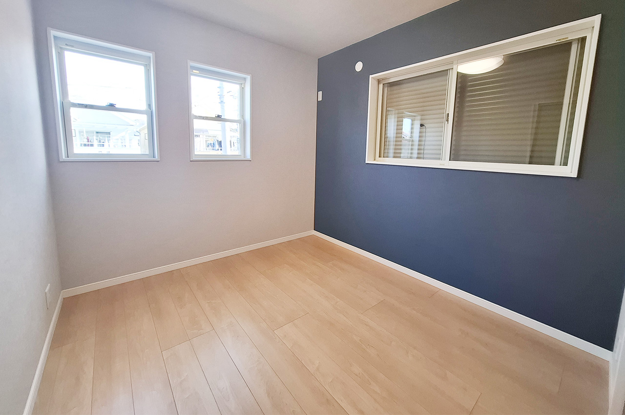 洋室3：二面採光で明るく換気しやすい室内。