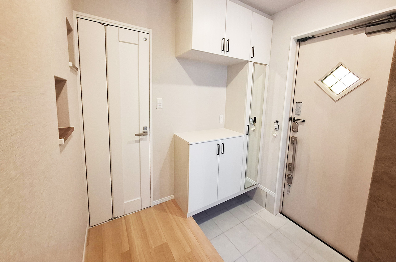 玄関：姿見付きの下駄箱を新調済み。