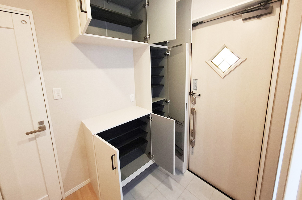 玄関：姿見付きの下駄箱で整理整頓も身だしなみチェックも簡単に。