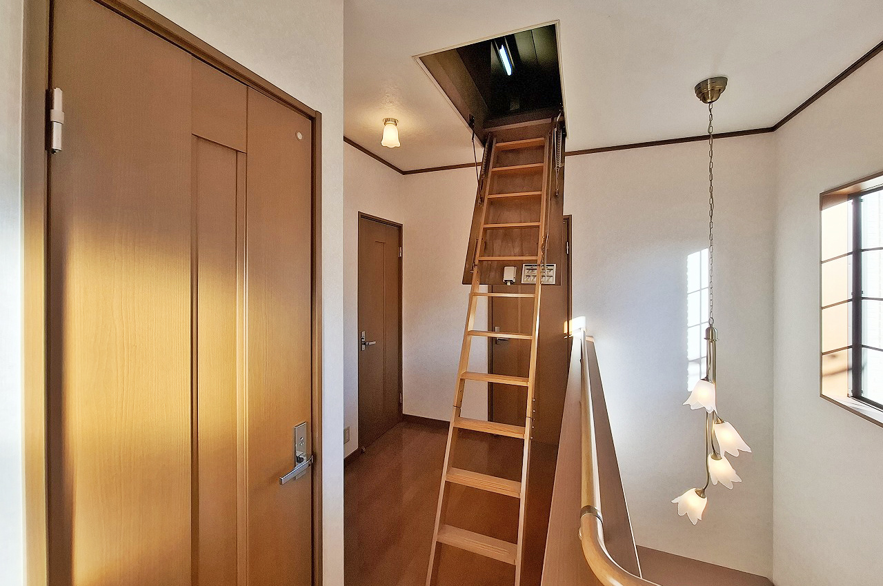 屋根裏収納梯子