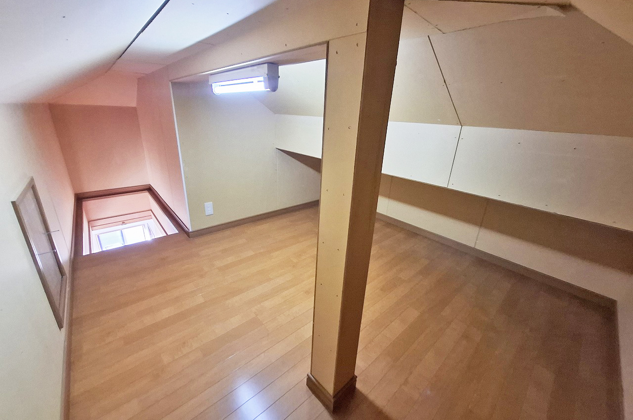 屋根裏収納