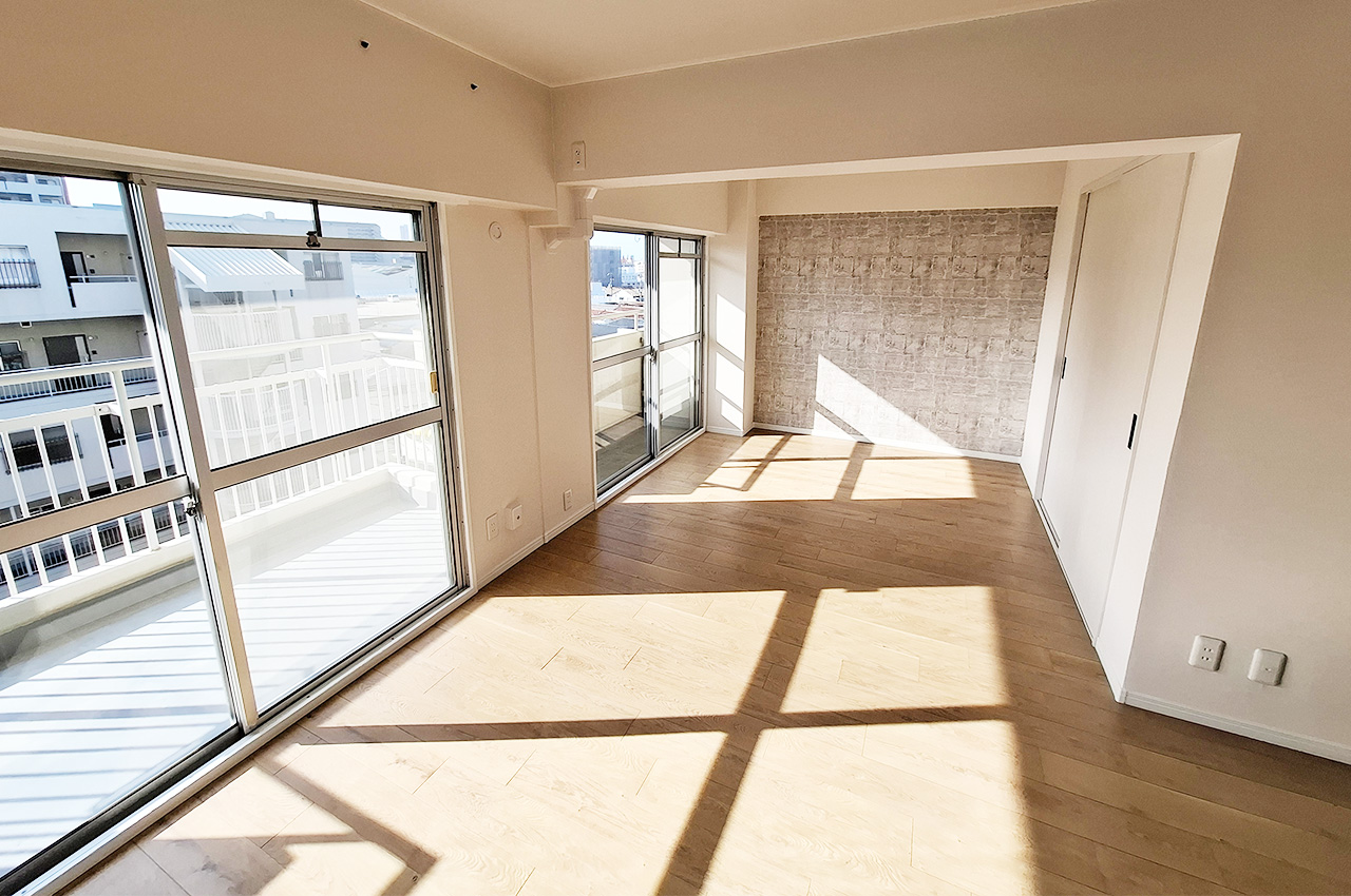 リビングダイニング：南向きバルコニーに面した明るい室内。