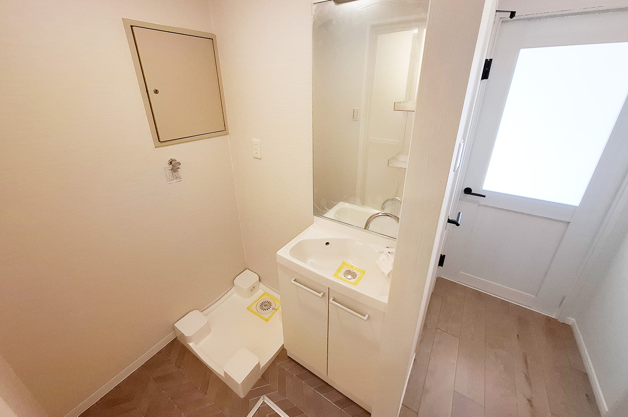 洗面室：洗面化粧台を新調済み。