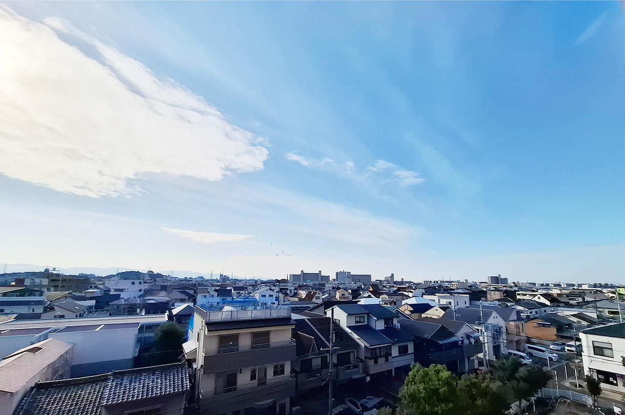 バルコニーからの眺望:遠くまで見渡せます。