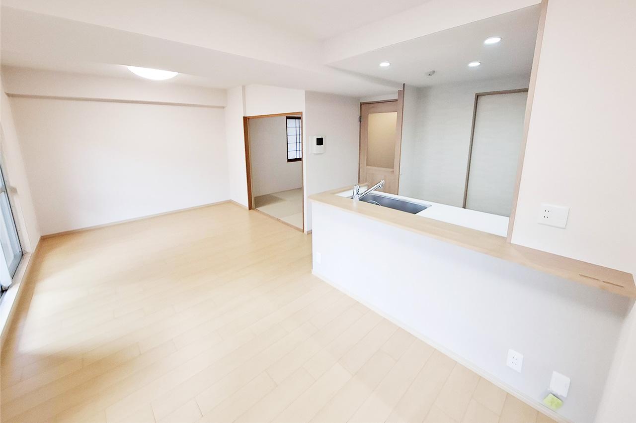 LDK：約15.3帖のLDKは隣接する和室との一体利用も可能です。用途に合わせて活用できます。