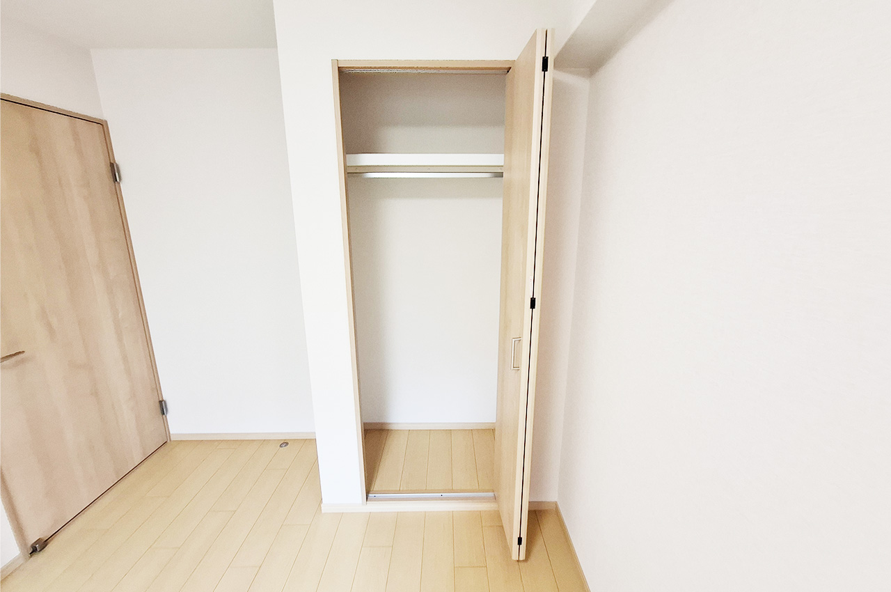 洋室1クローゼット：新調済み。衣類をすっきりと収納できます。