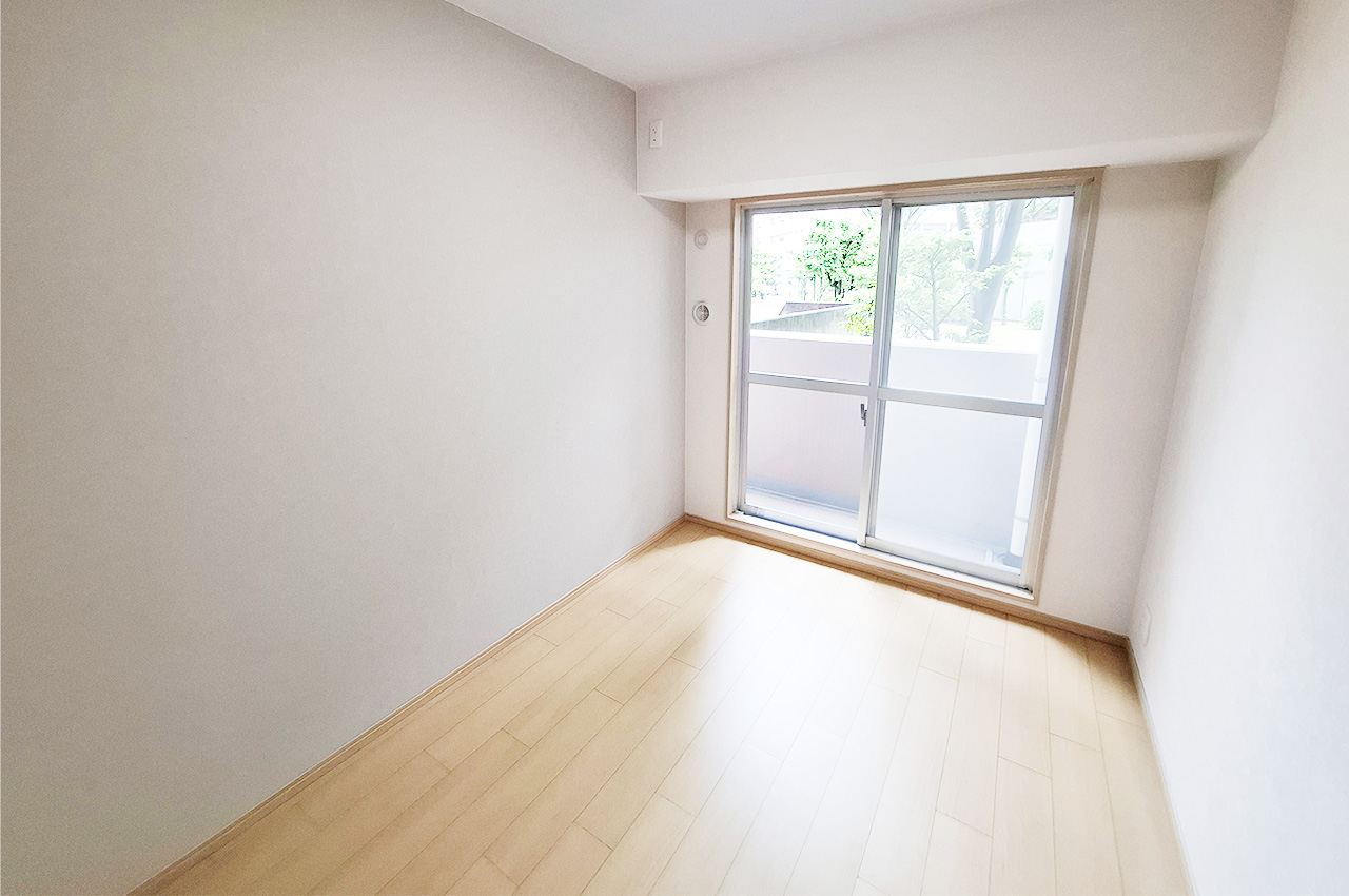 洋室2：バルコニーに面した約4.5帖の洋室です。趣味部屋やテレワーク部屋としても使いやすいお部屋。