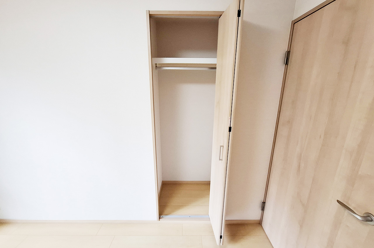 洋室2：新調したクローゼットは衣類や小物の収納に活用できます。