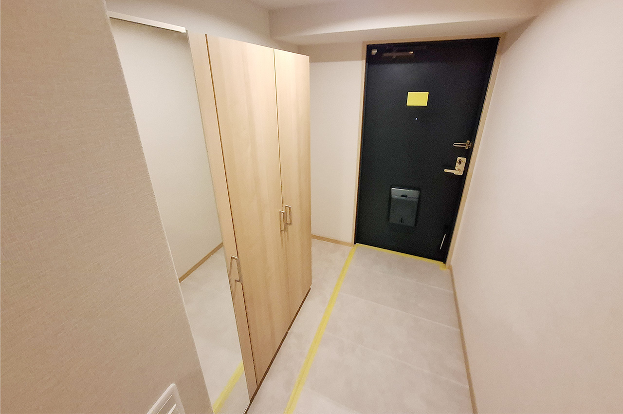玄関：下駄箱を新調済み。靴類をすっきり収納できます。