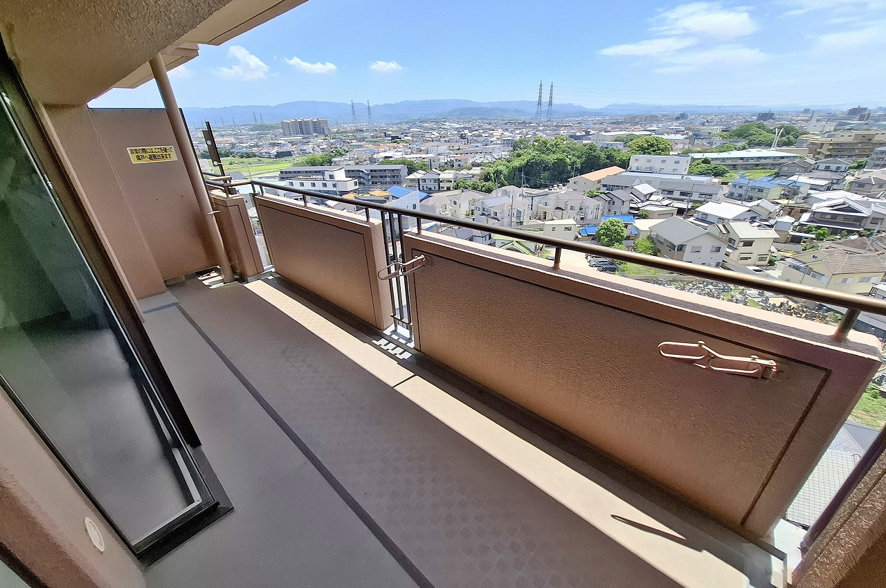 バルコニー：10階部分につきバルコニーからの眺望も良好。