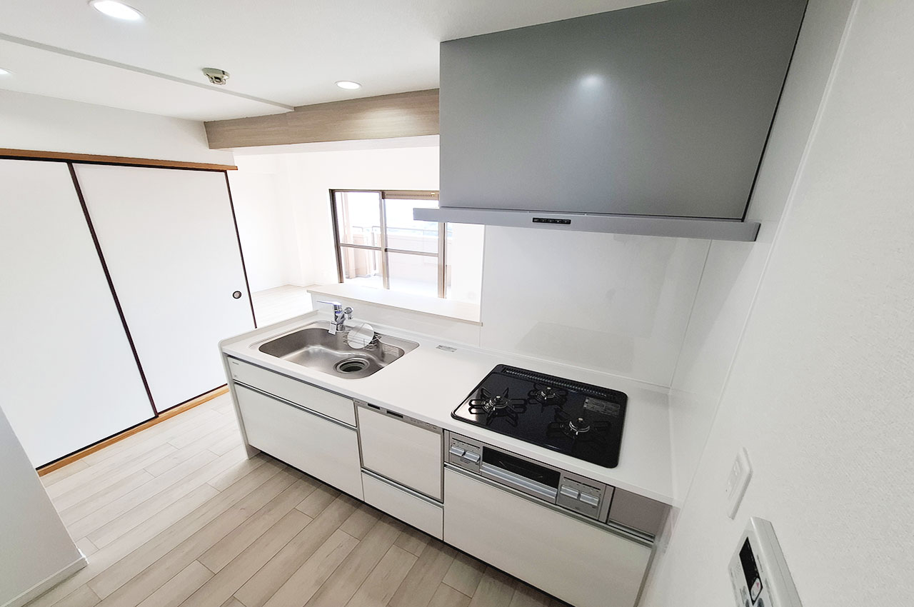 キッチン：フルリフォーム済み。新調したキッチンはリビングを見渡しやすいオープンタイプです。