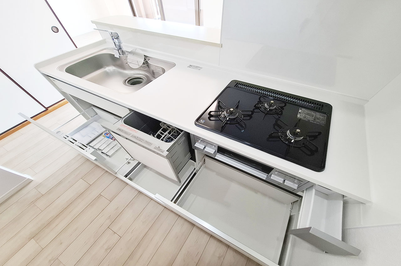 キッチン：食洗機付きキッチンで家事時短♪大容量収納で調理器具や食器もすっきり。