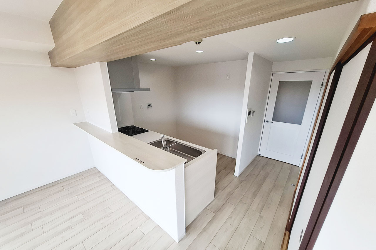 キッチン：カウンターキッチンで家事をしながら会話も楽しめます。