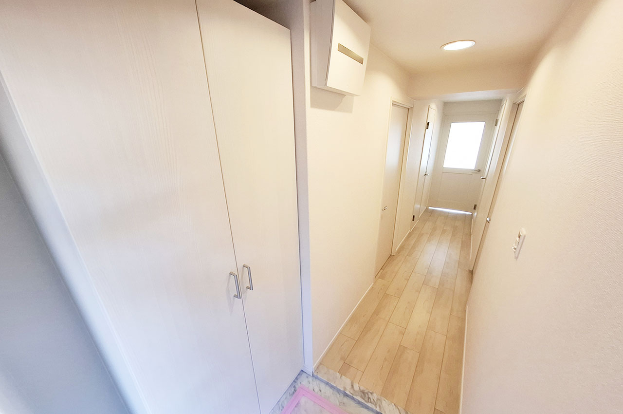 玄関・廊下：玄関スペースは内装を一新。壁・天井クロス、床フローリングは貼替えてピカピカに。