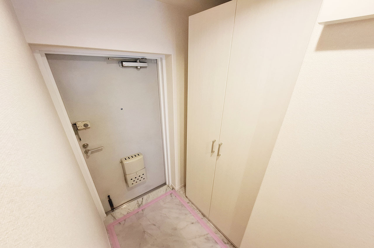 玄関：大容量の下駄箱を新調。収納力があり玄関周りをすっきりきれいにキープします。