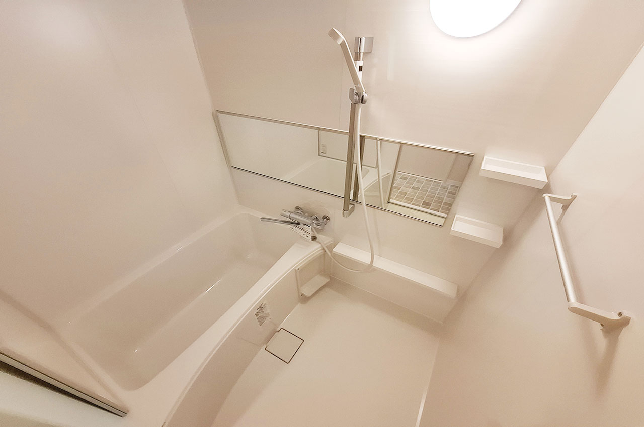 バスルーム：システムバスは新調済み。ゆったり浸かれる清潔なバスタブで一日の疲れを癒せます。