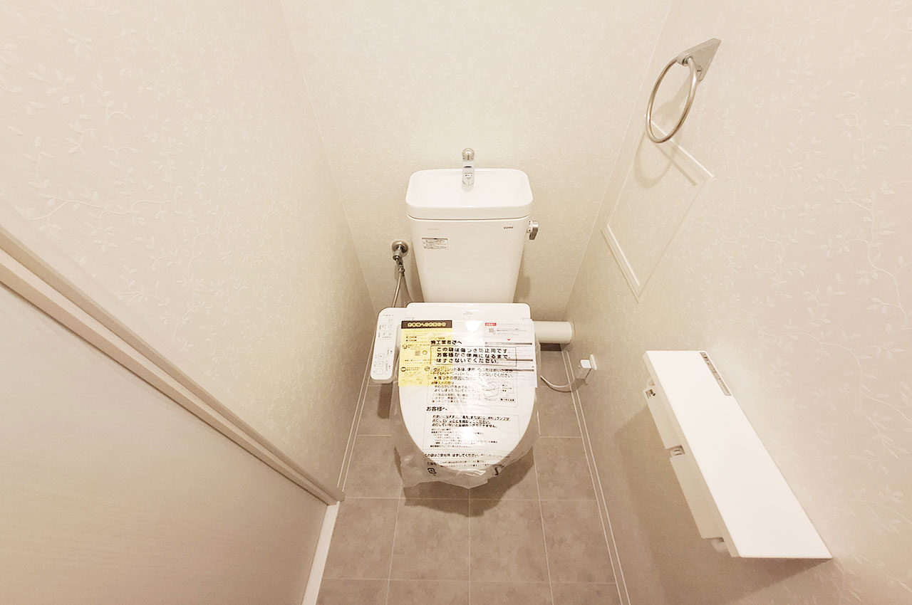 トイレ：温水洗浄便座付きのトイレは新調済みでピカピカ♪ 毎日快適にお使いいただけます。