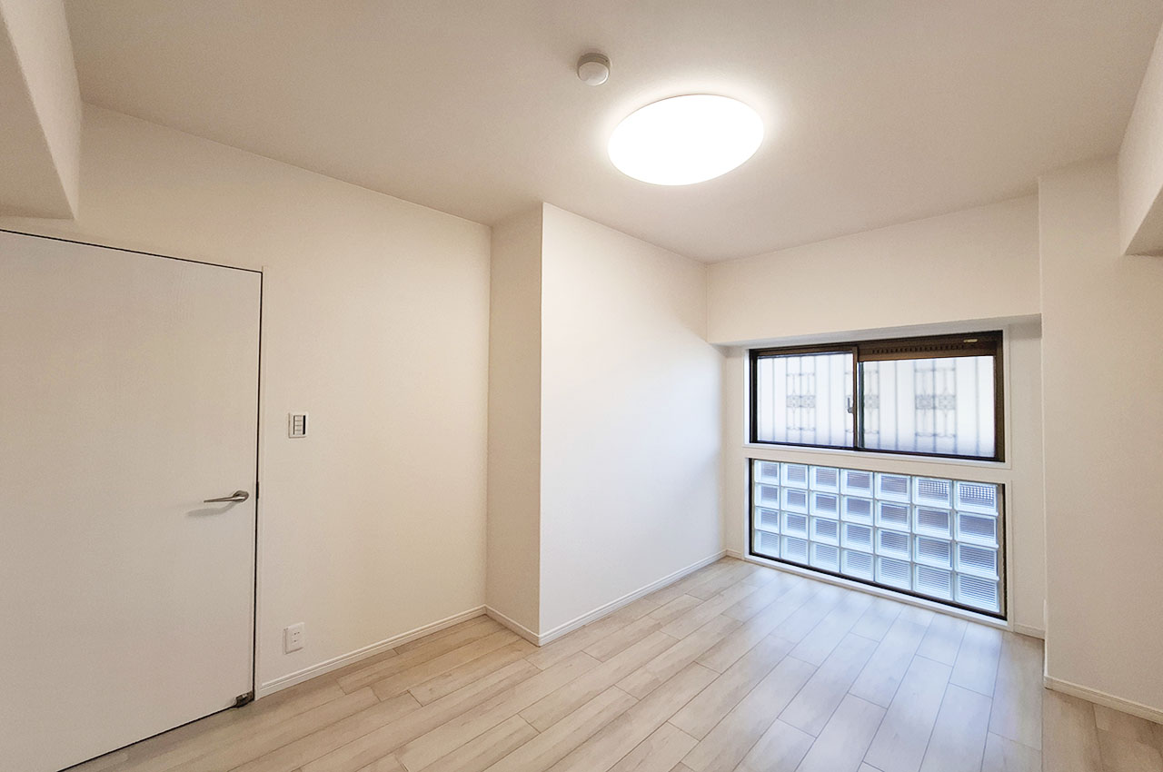 洋室：フルリフォームで一新しました。明るさを取り込みやすい設計で、快適に過ごせる洋室です。