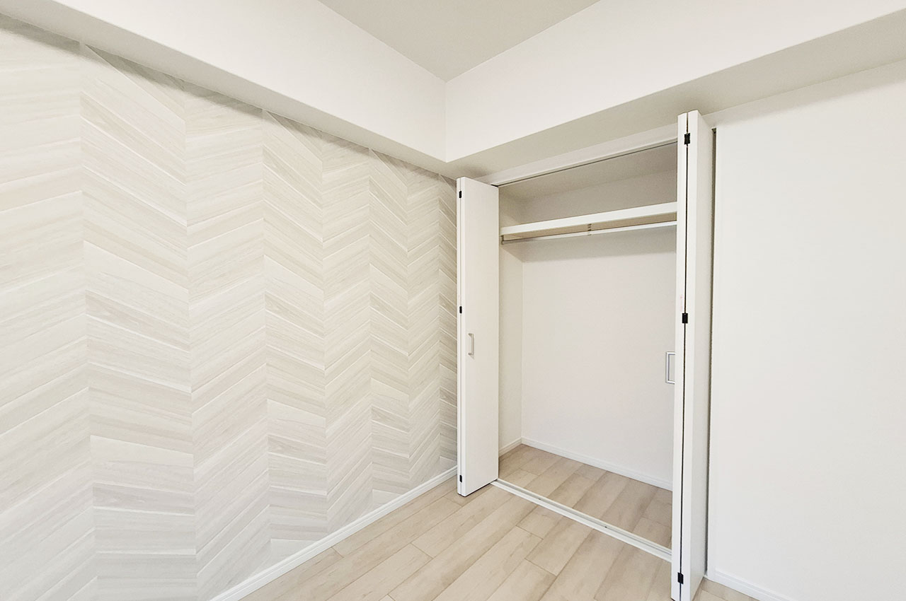 洋室：新調済みのクローゼット付きで収納も確保。衣類や日用品がすっきり片付く快適なお部屋です。