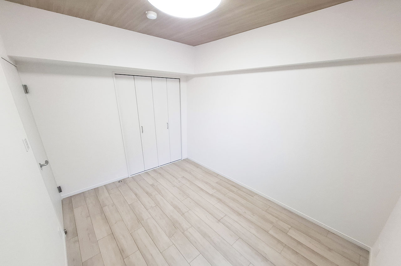 納戸：約4.7帖の納戸は、クロスやフローリングを貼替えてまっさらに生まれ変わりました。