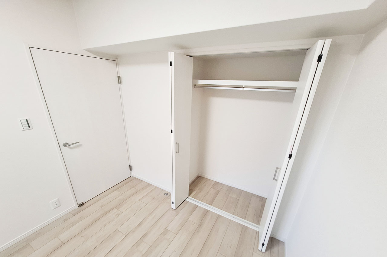 納戸：新調済みのクローゼット付き。衣替え用の衣類やかばんなども整理して収納できます。