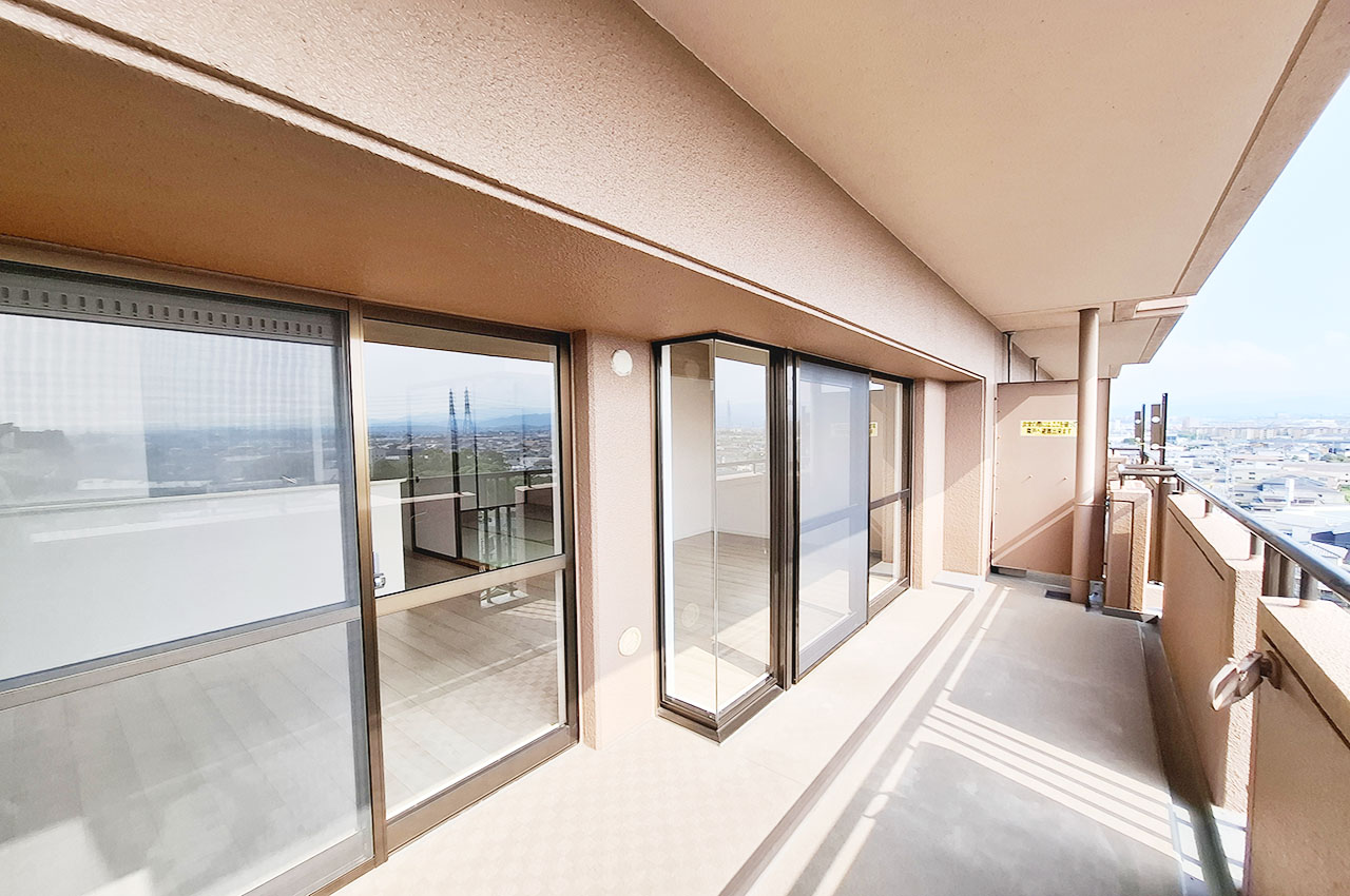 バルコニー：バルコニーは南西向きで日当たり良好。洗濯物もよく乾きます。