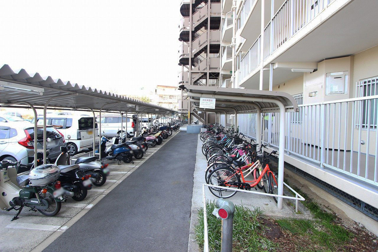 駐輪場とバイク置き場
