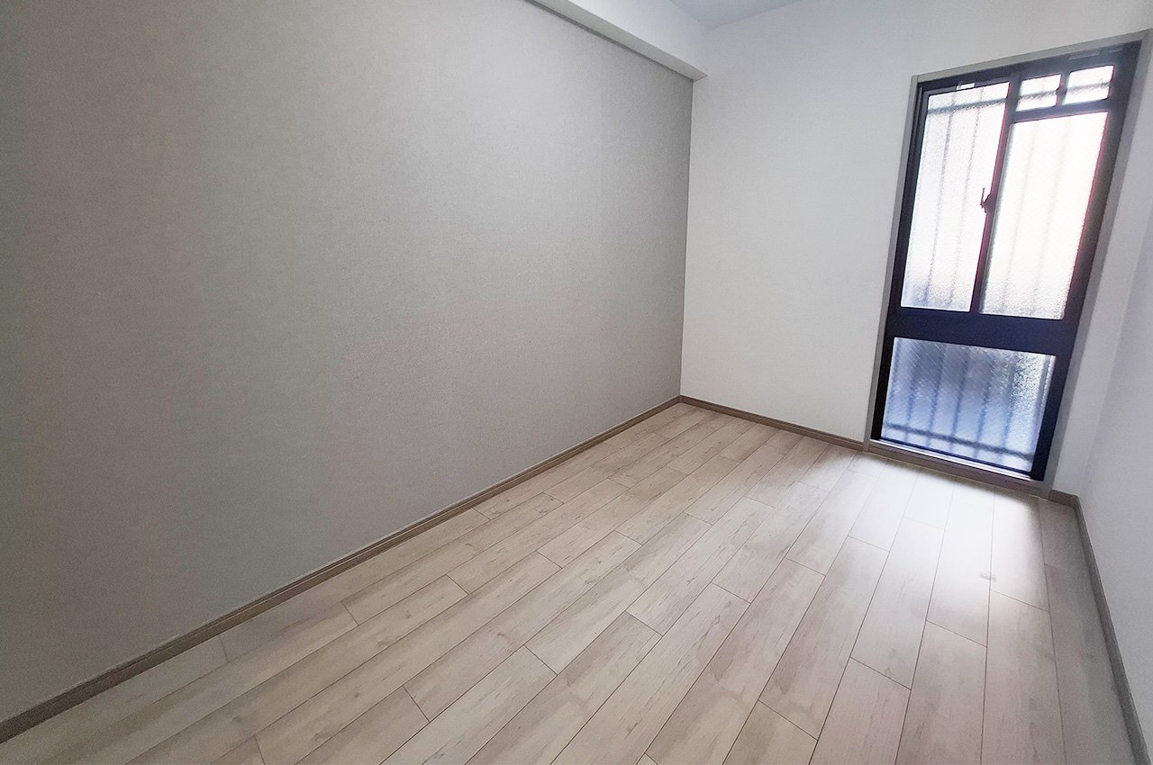 洋室1:壁一部にアクセントクロスを新調済み。