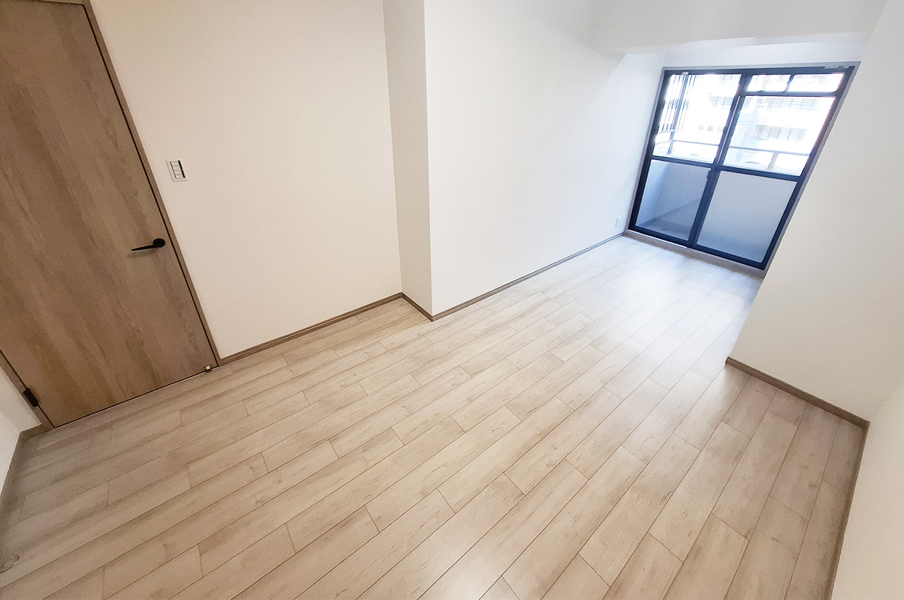 洋室2:バルコニーに面したお部屋です。