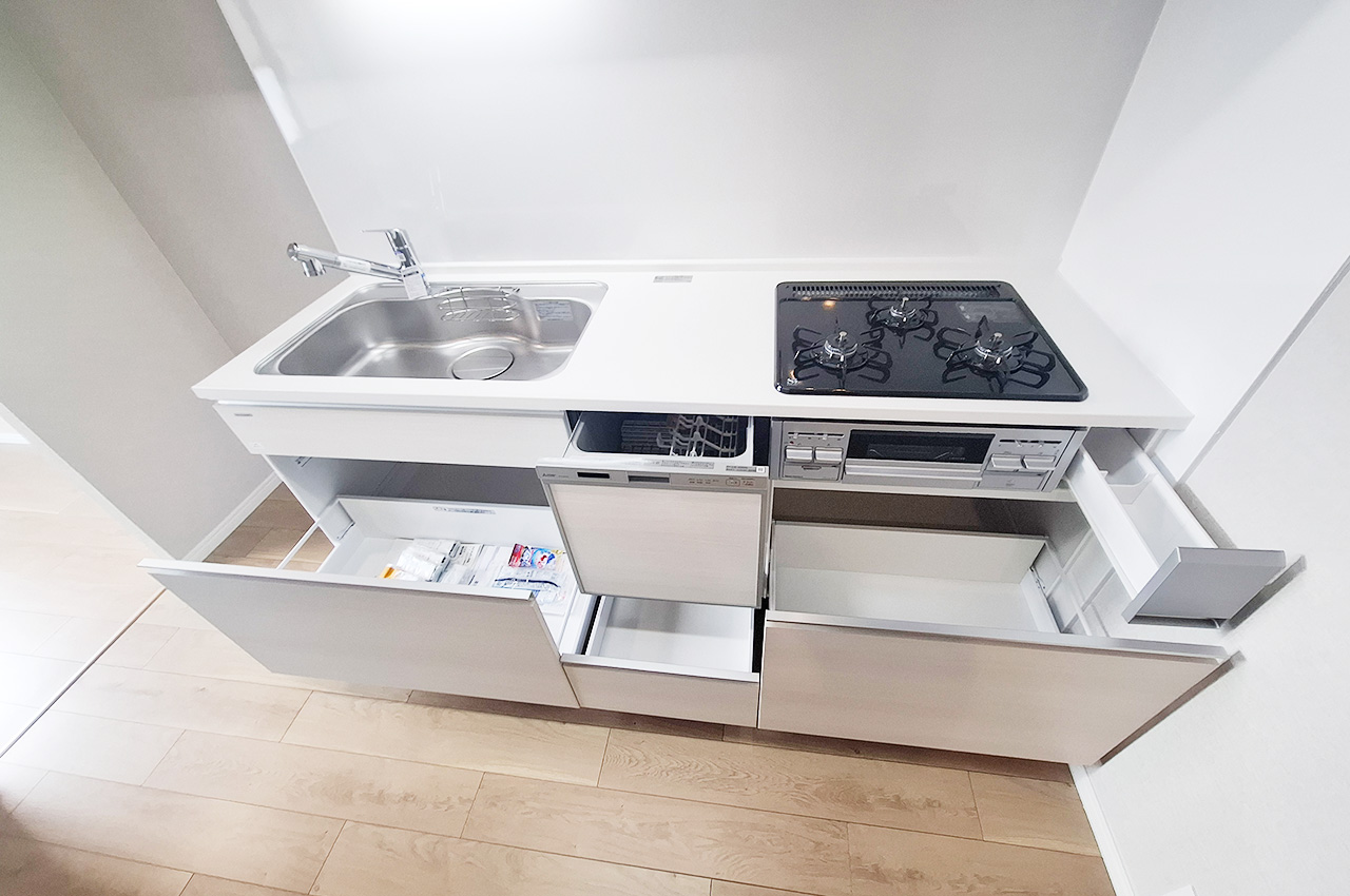 キッチン:足元は中の物を見やすく出し入れもラクラクなスライド式収納です。