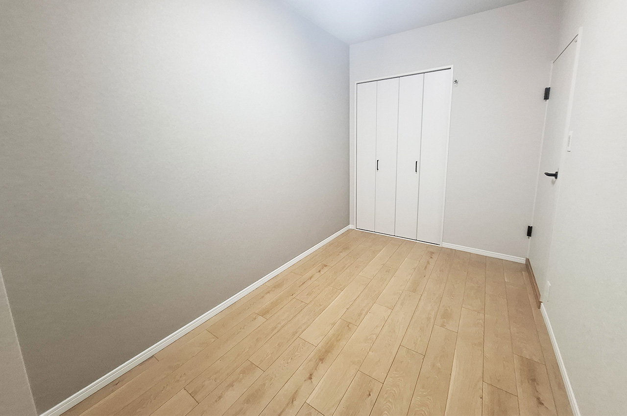 洋室1:壁一部にライトグレーのアクセントクロスを貼りました。