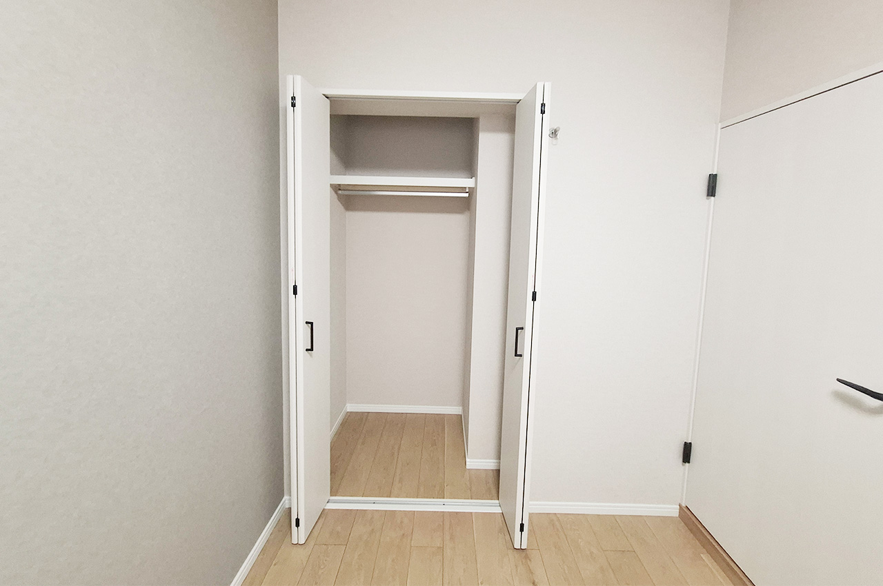 洋室1クローゼット:新調済み。