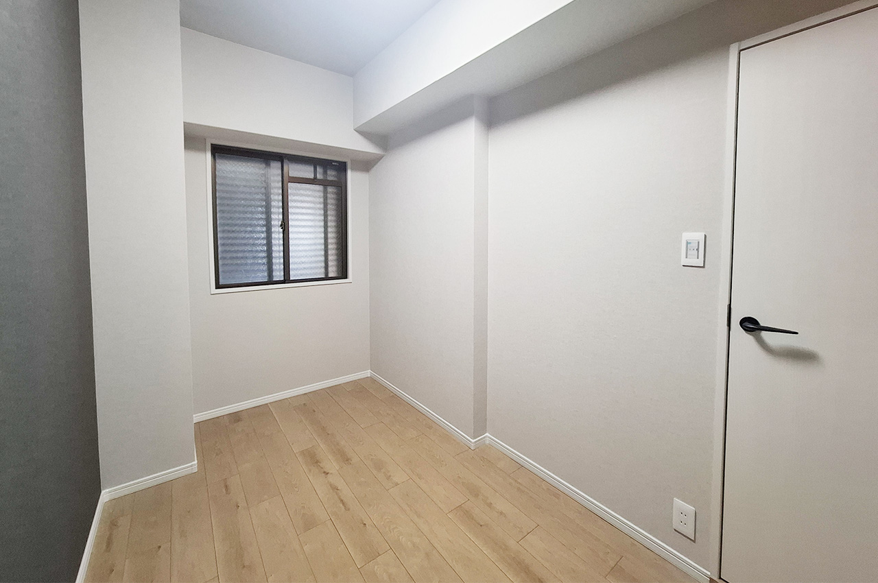 洋室2:クロスやフローリングを貼替えるなどリフォーム済み。