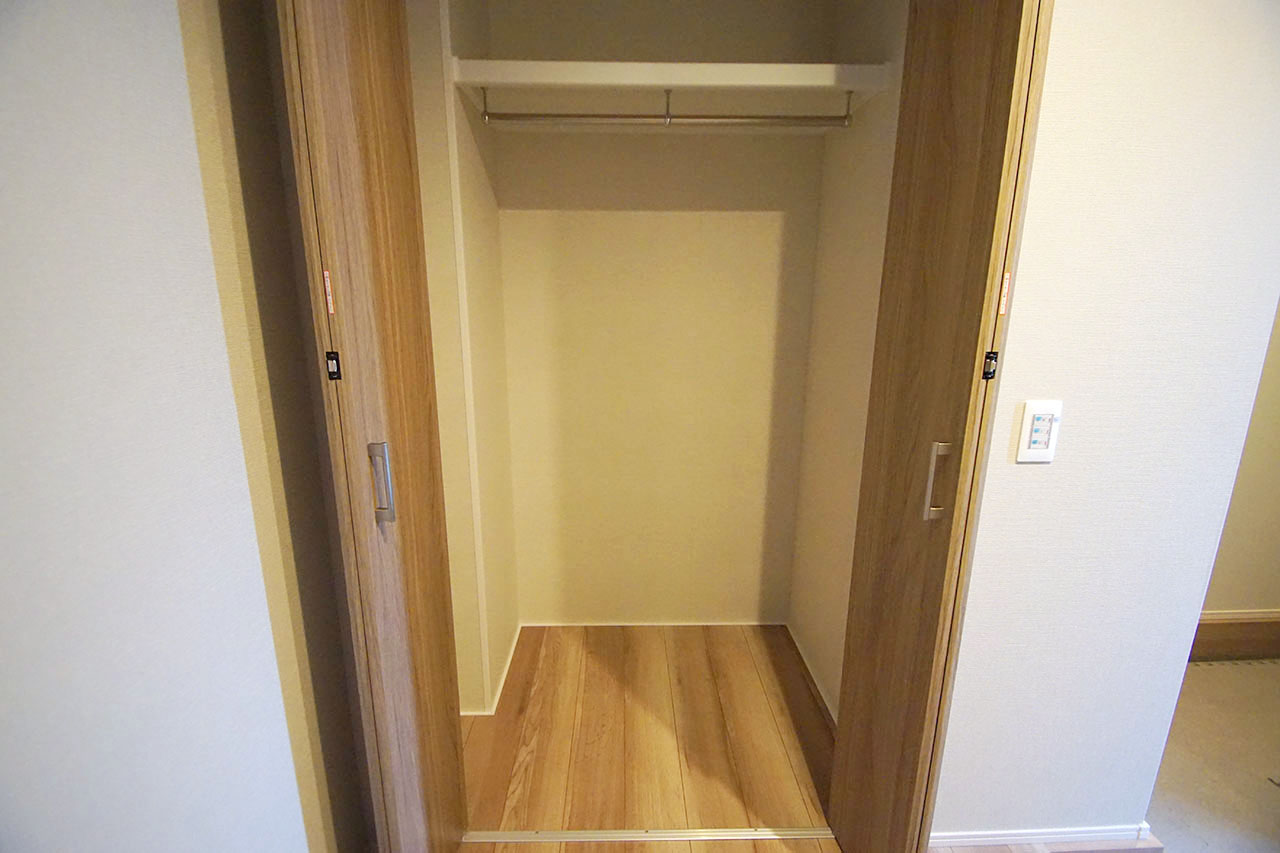 玄関ホールに設置されたシステム収納