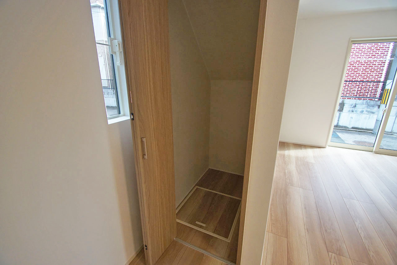 リビング内に設置された奥行きのあるシステム収納