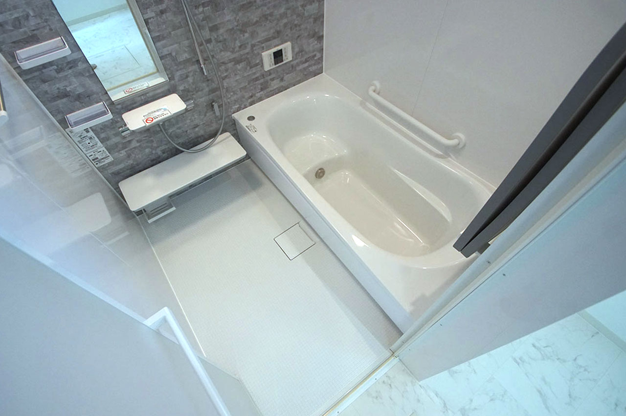 浴室暖房乾燥機付きのバスルーム