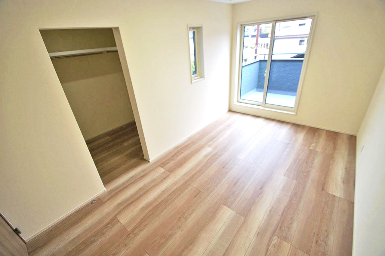 7.5帖の洋室(1)。バルコニーに面した明るく開放的なお部屋です。