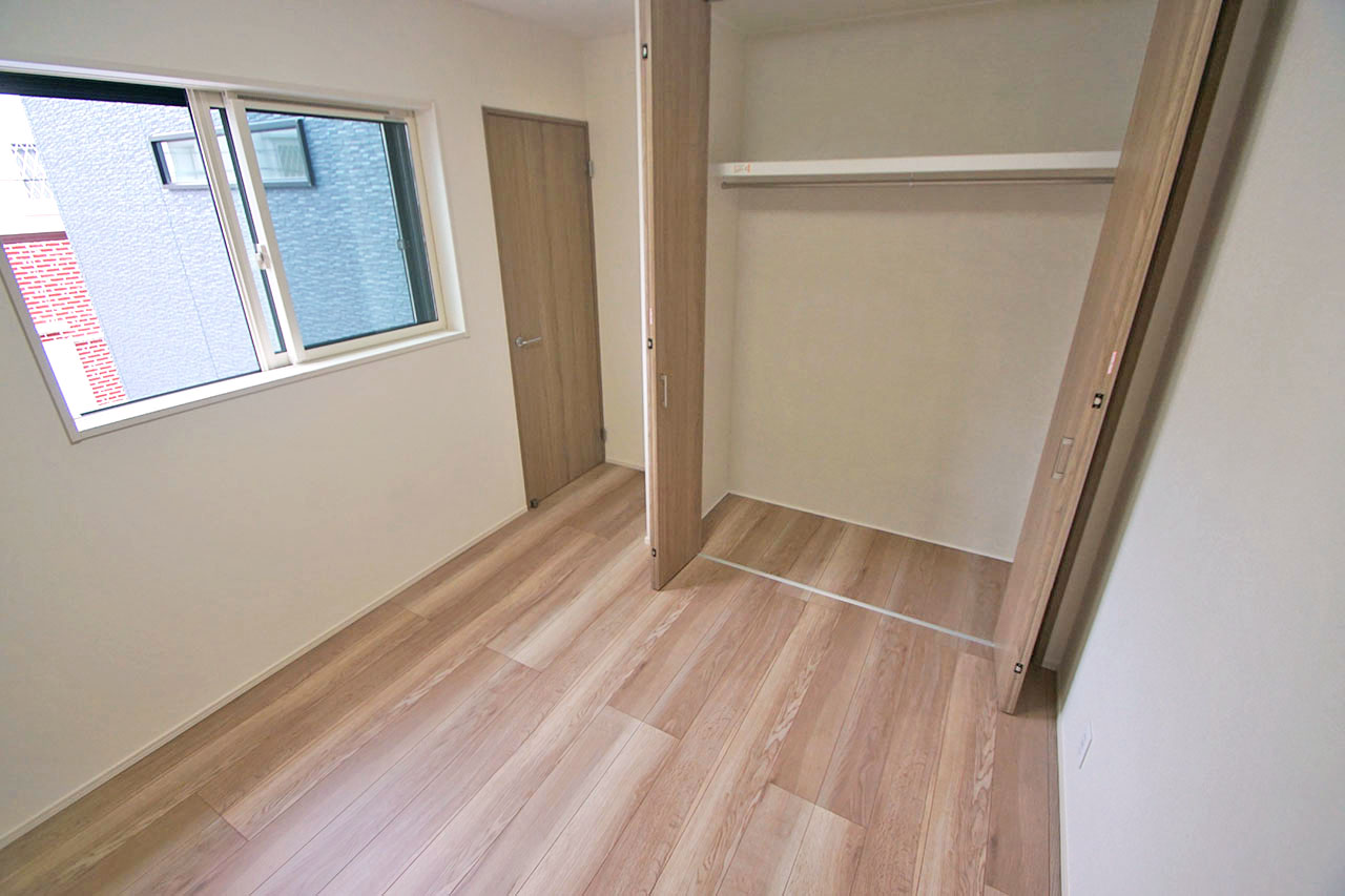 洋室(2)。ワイドなクロゼット付きです。