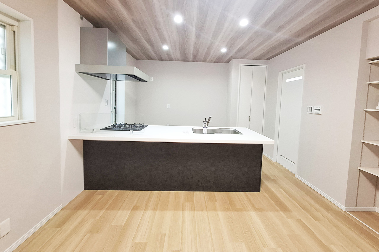 キッチン：お料理中もリビングを見渡せる開放的なペニンシュラキッチン。リビングとの一体感を生みます。