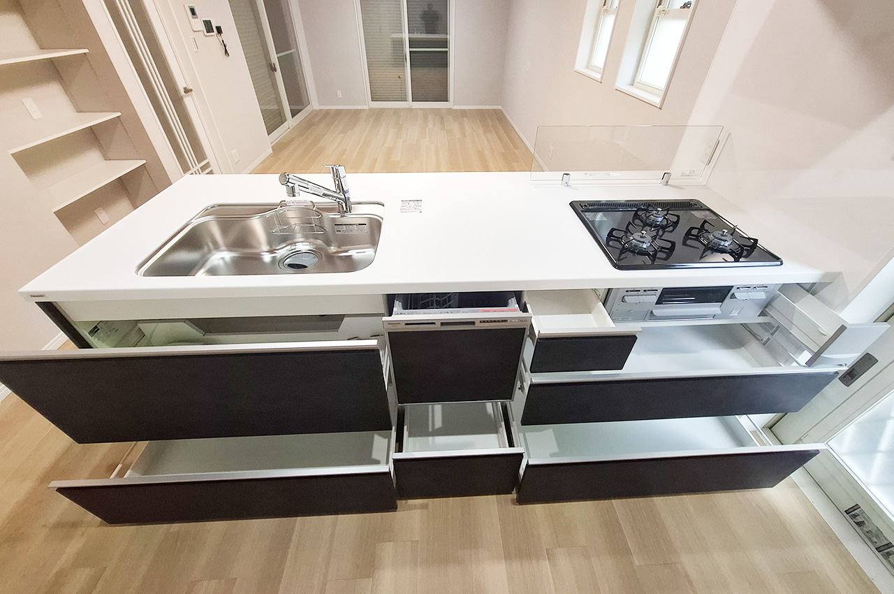 キッチン：収納力が高く、出し入れしやすいスライドタイプの収納です。