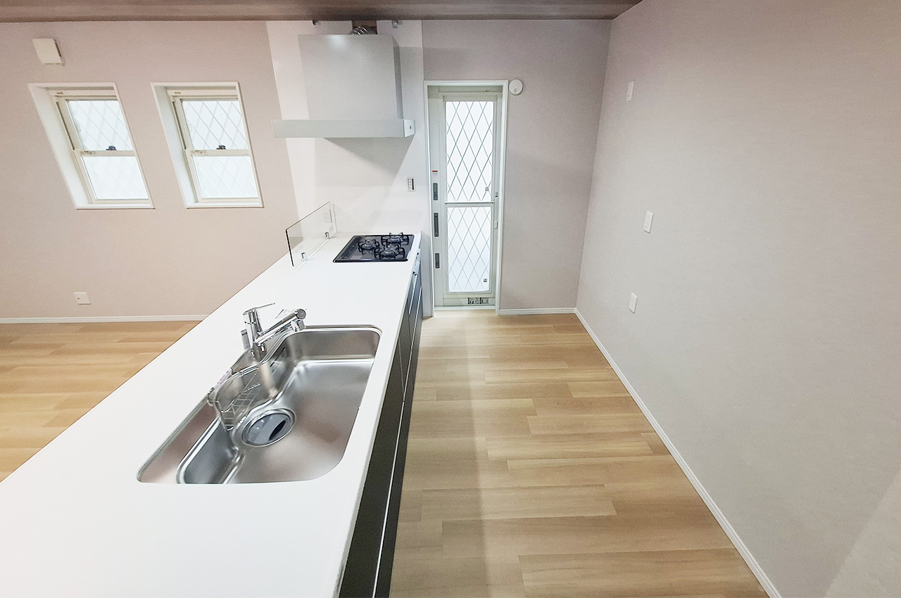 キッチン：勝手口がありゴミ捨てや換気もスムーズに行えます。