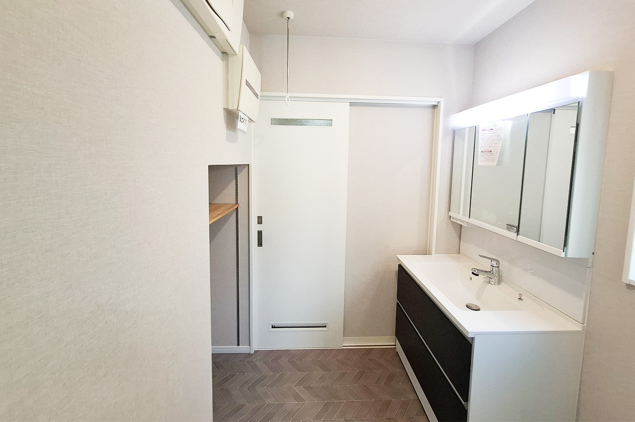 洗面室：物入があり整理整頓に便利です。