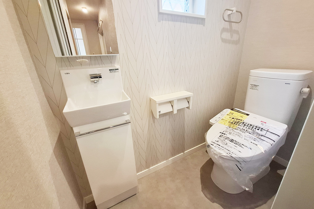 1階トイレ：便器・温水洗浄便座を新調済み。トイレ内に鏡付きの手洗い器があります。