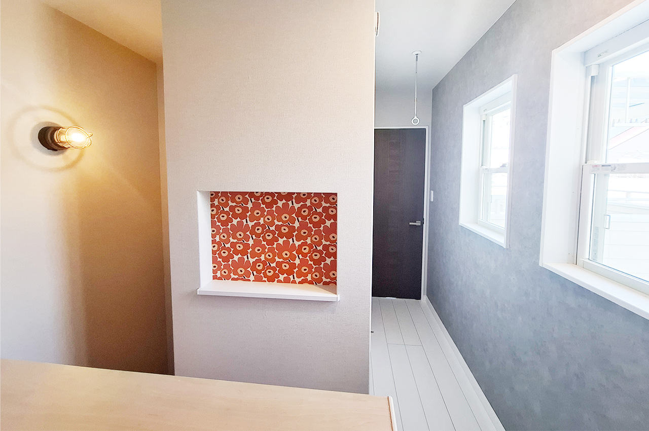 2階廊下：インテリアスペースとして使えるニッチ付き。かわいい花柄のクロスを施しました。